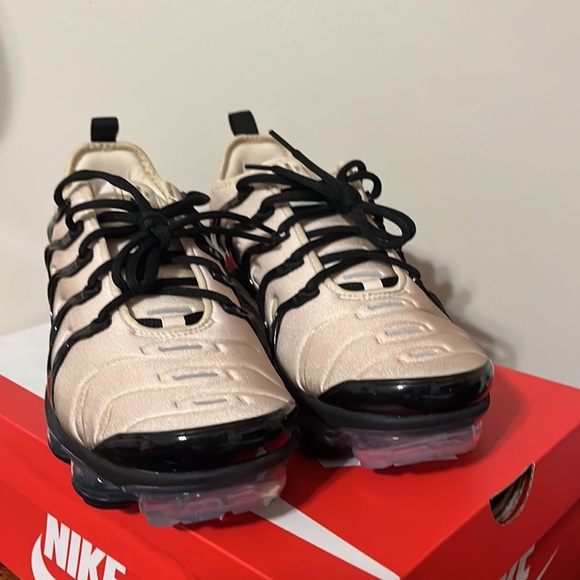Nike air max plus white/ khaki/ black (US size 9) - Picture 2 of 5